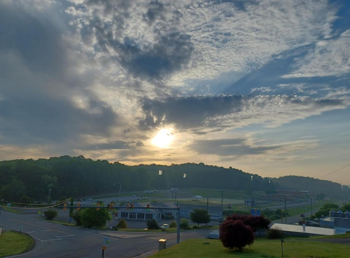 Knob Hill Motor Lodge Hillsville Exterior photo