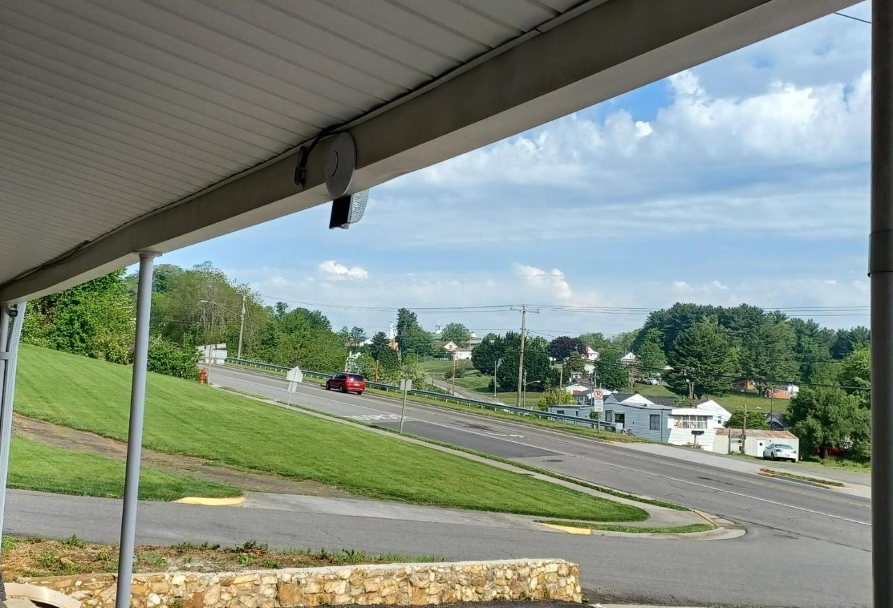 Knob Hill Motor Lodge Hillsville Exterior photo