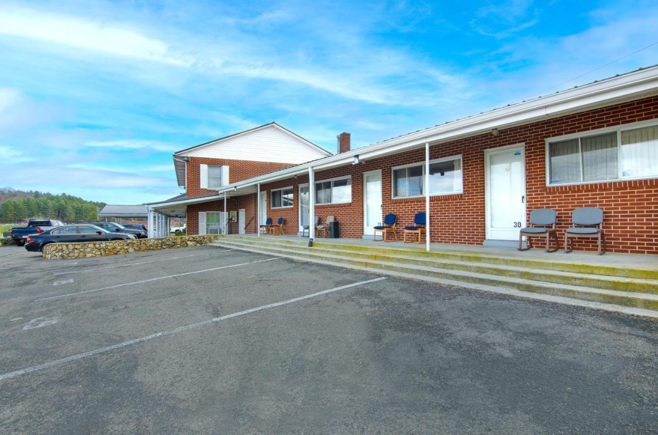 Knob Hill Motor Lodge Hillsville Exterior photo