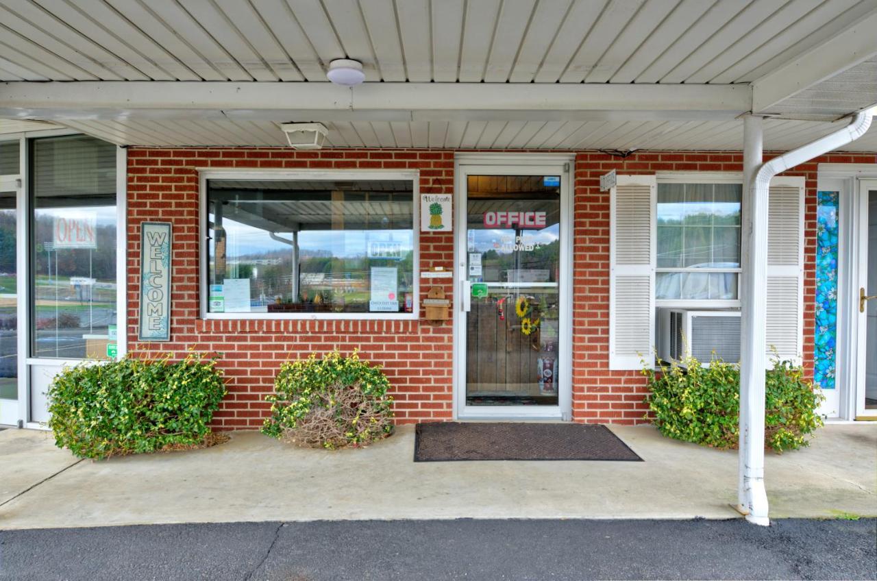 Knob Hill Motor Lodge Hillsville Exterior photo
