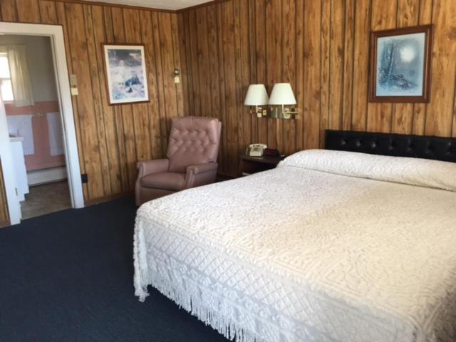 Knob Hill Motor Lodge Hillsville Room photo